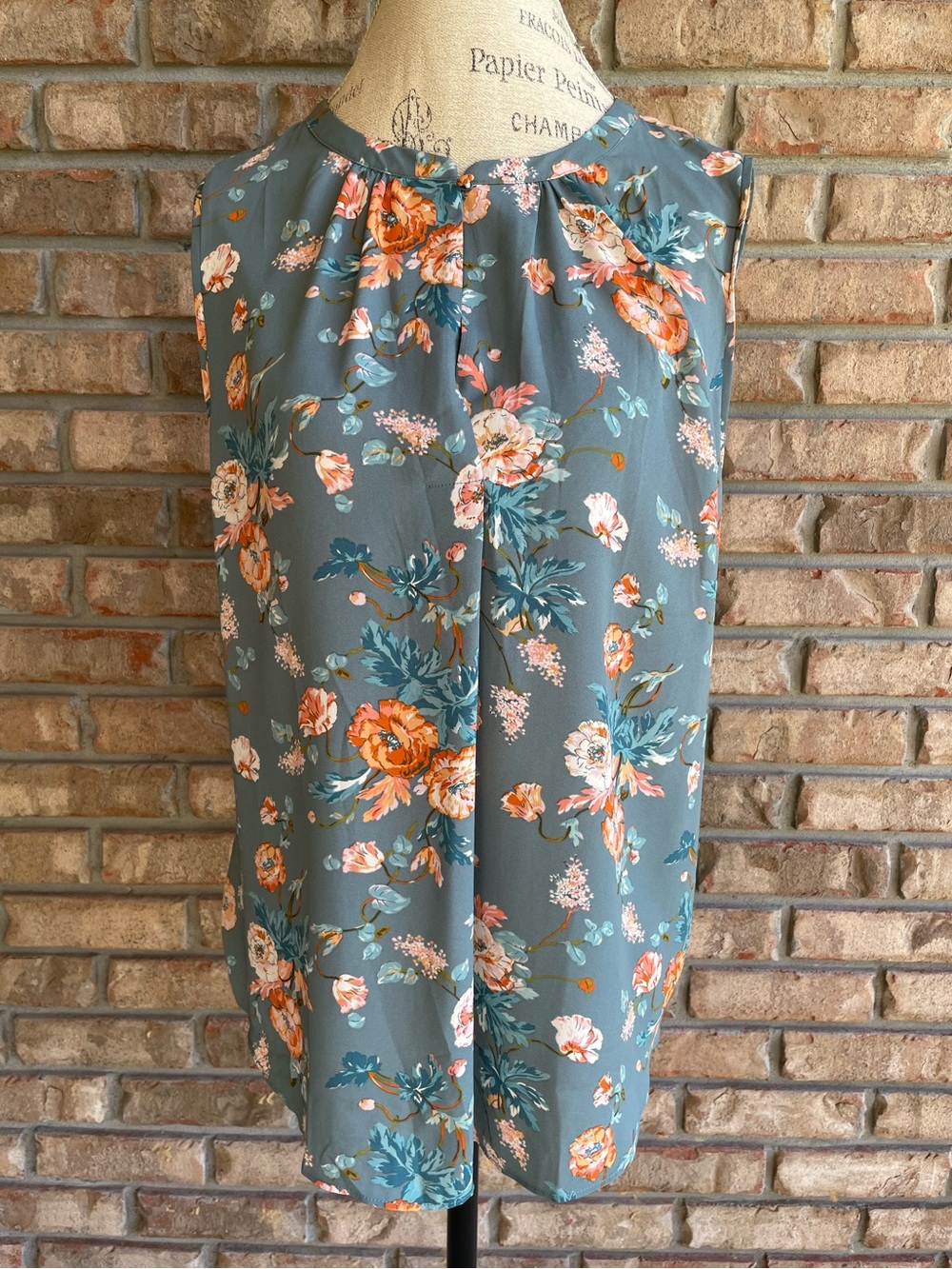 LOFT NWT Floral Sleeveless Top Size XL.